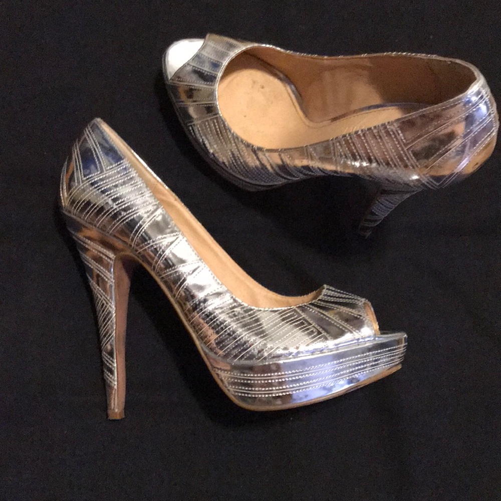 Metallic silver pumps